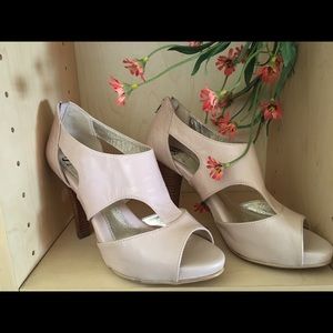 “Sofft” Pavia Egg Shell Tan Nude Peep toe